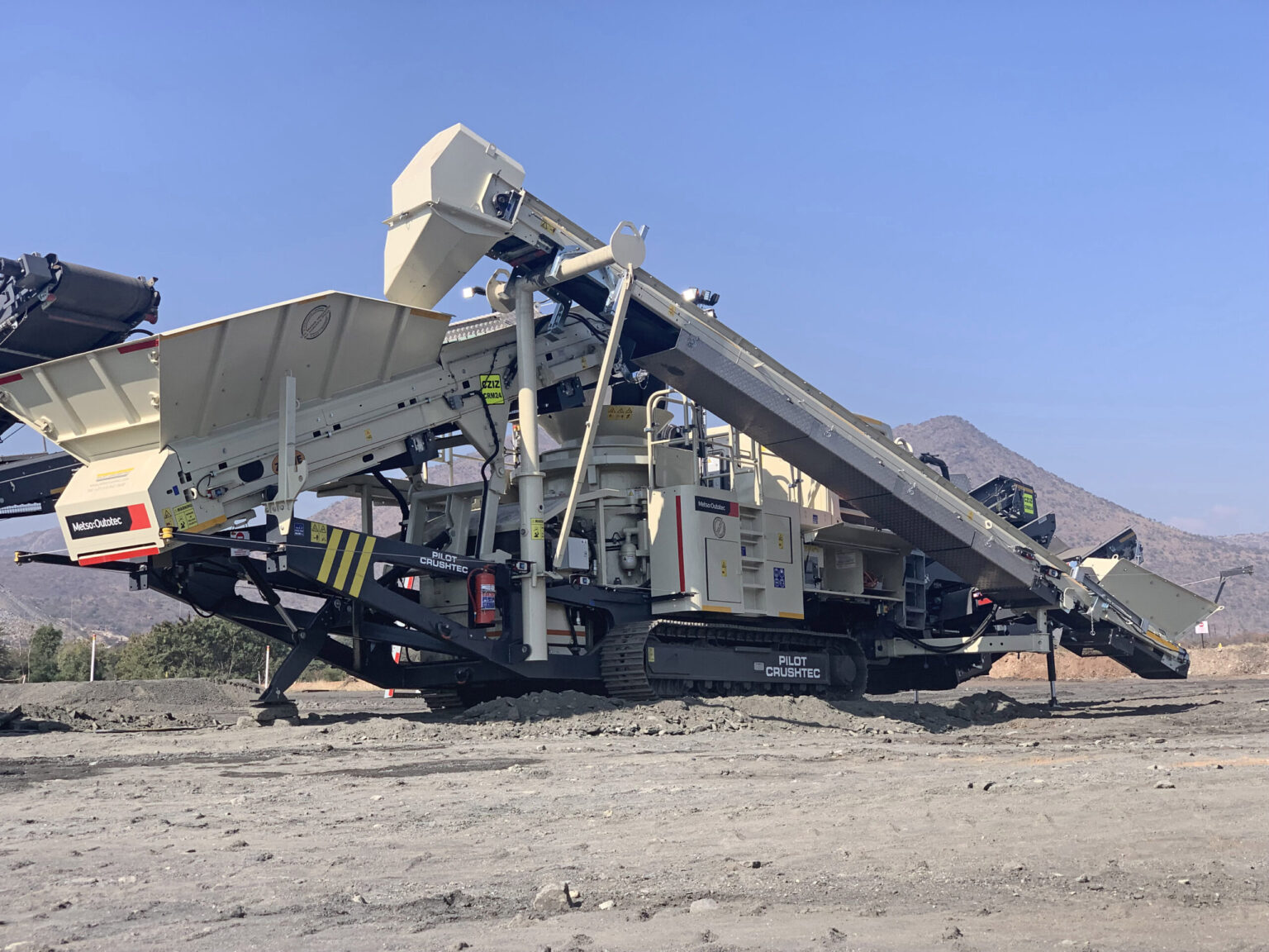 FIRST LOKOTRACK LT200HPS WITH A HANGING SCREEN WINS THE DAY FOR ZIZWE ...