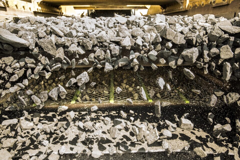 Scree Build Up The Benefits of Vibrating Screen Media - Africa-Middle East Mining and ...