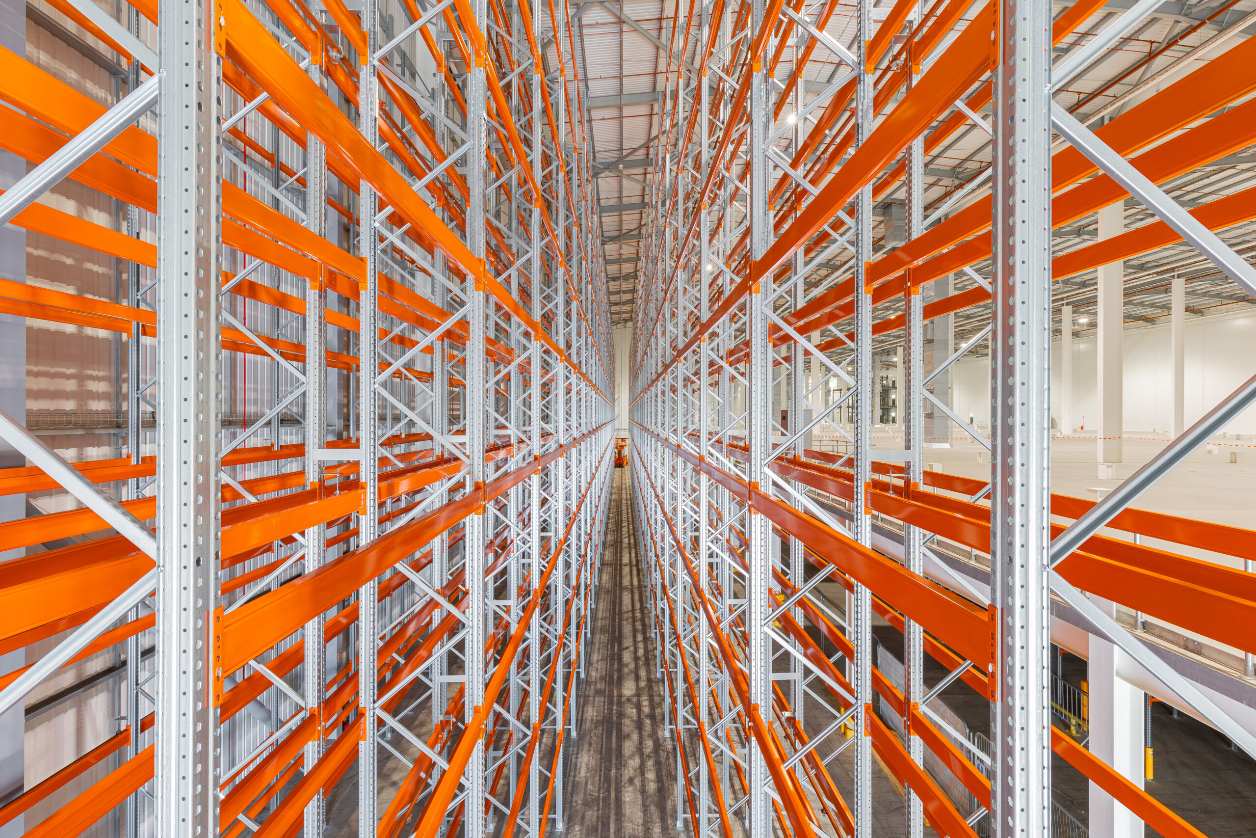 Kemix Racking Mining VNA racking for a warehouse that grows upwards in Rotherham - Africa ...